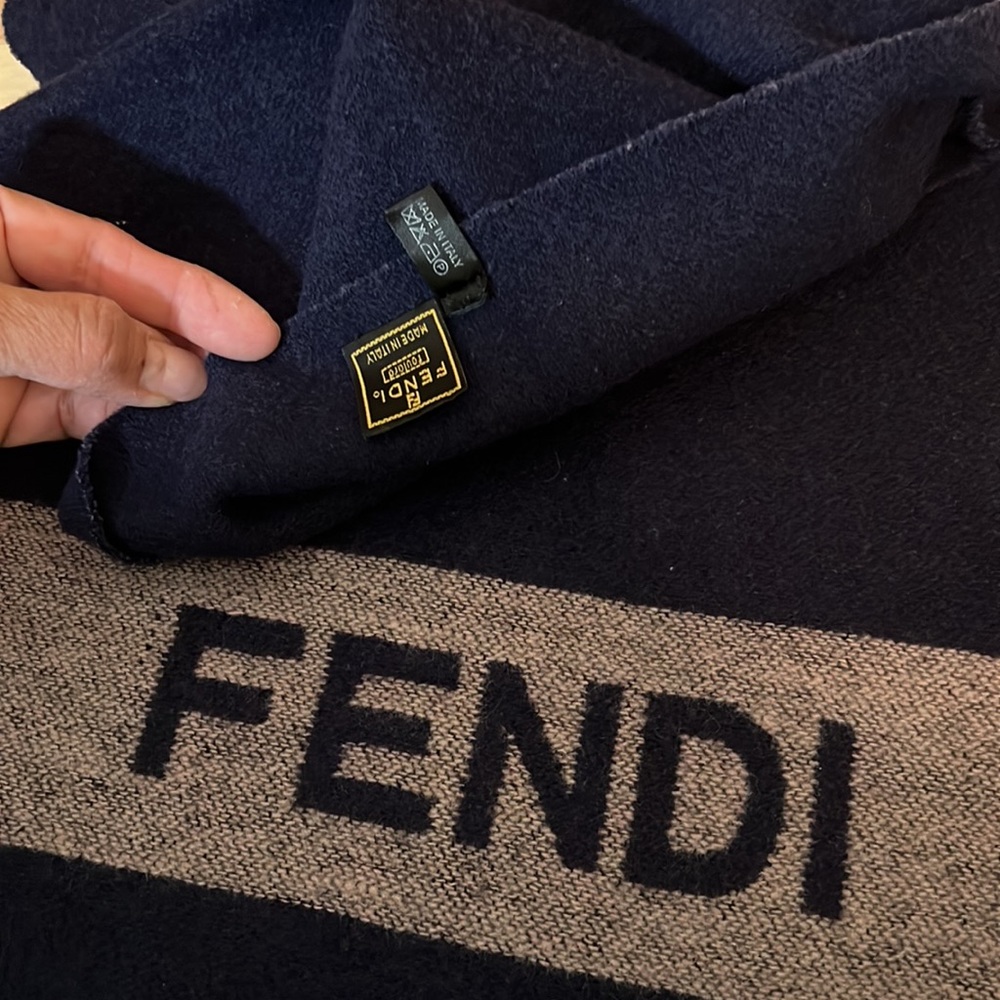 Pre-loved authentic Fendi scarf - Picture 4 of 5